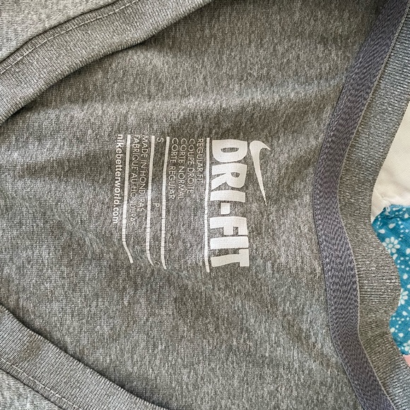 3 bundle Workouts shirts (Nike and underamour) - Picture 5 of 6